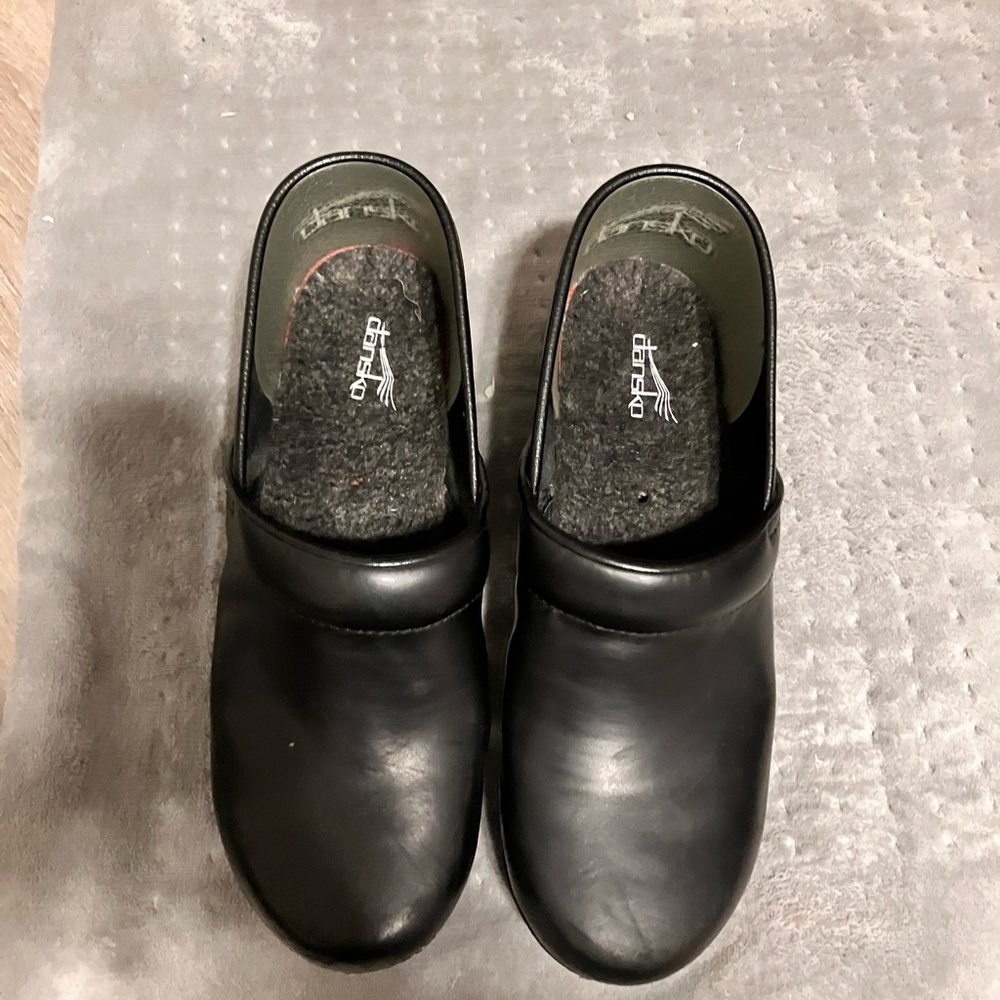 Black Leather dansko Shoes. US SIZE 9.5
